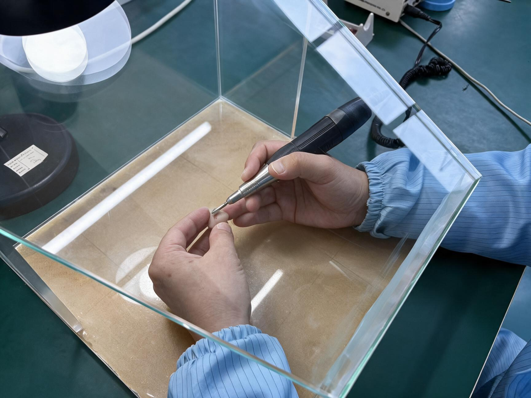 重塑佩戴美学丨当航天碳纤维遇上大师手作,聆康定制助听器如何“深藏不露”?(图4) 4.png